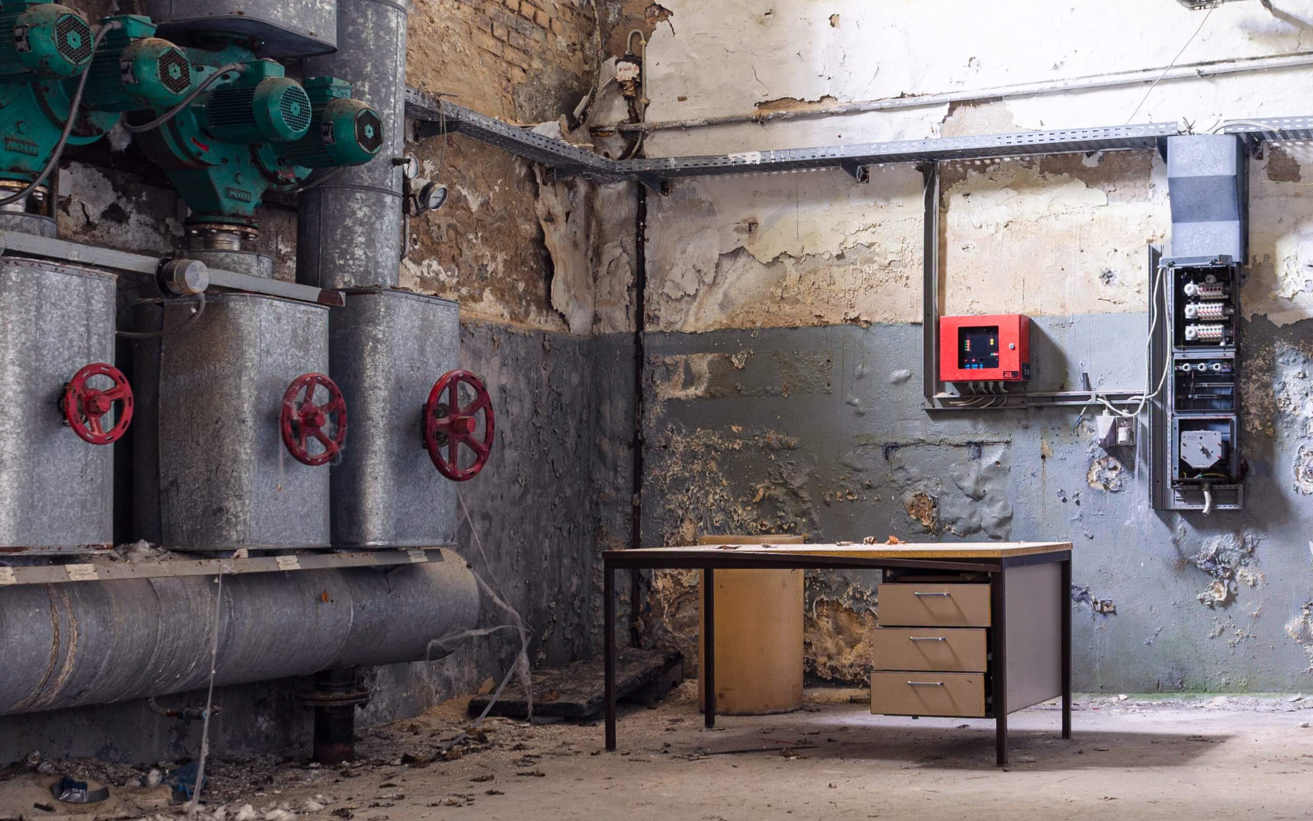 Lost Places Fotografie - Schreibtisch im Elektroraum