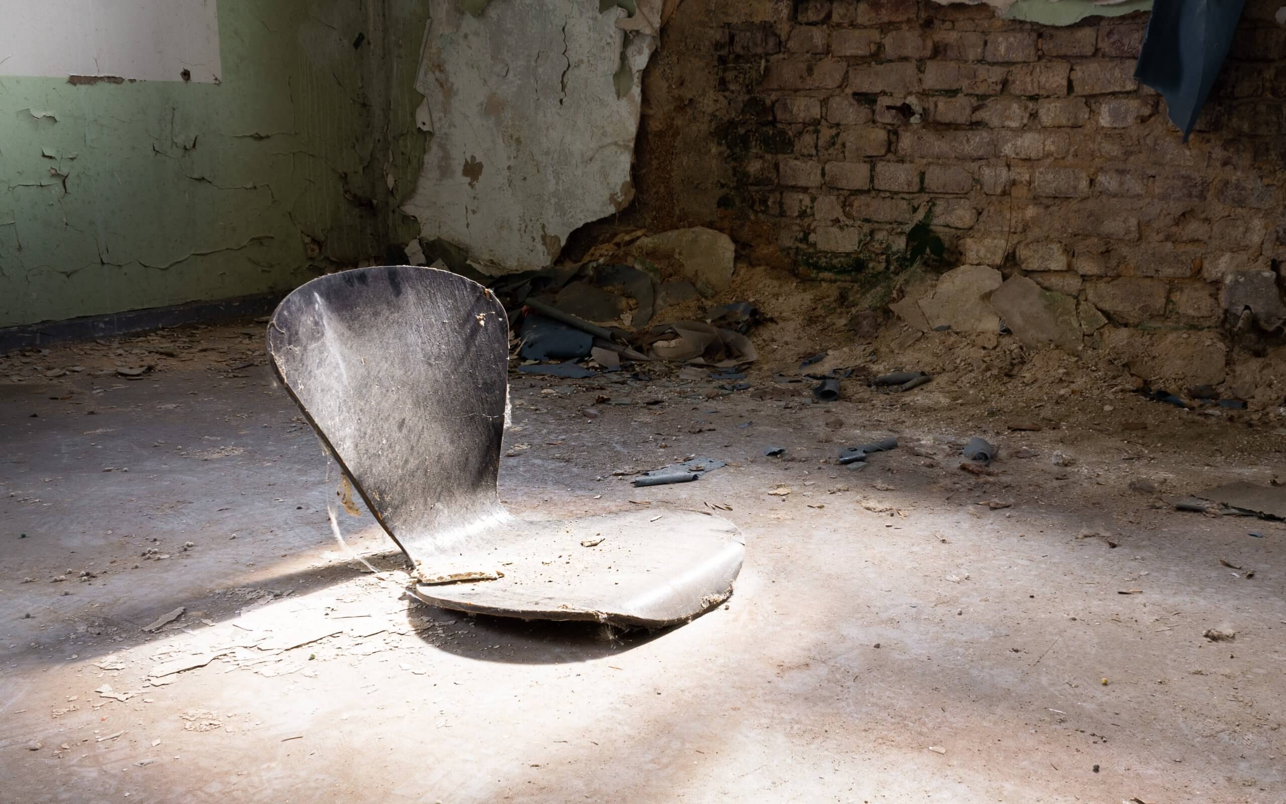 Lost Places Fotografie - Kaputter Schulstuhl