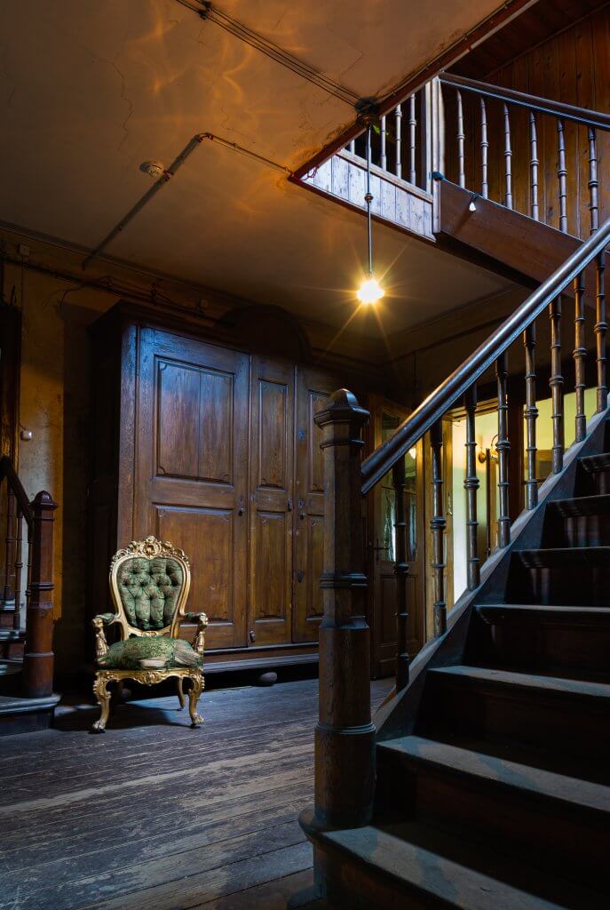 Lost Places Fototour Schloss Bückeburg - Flur, Treppe und Stuhl