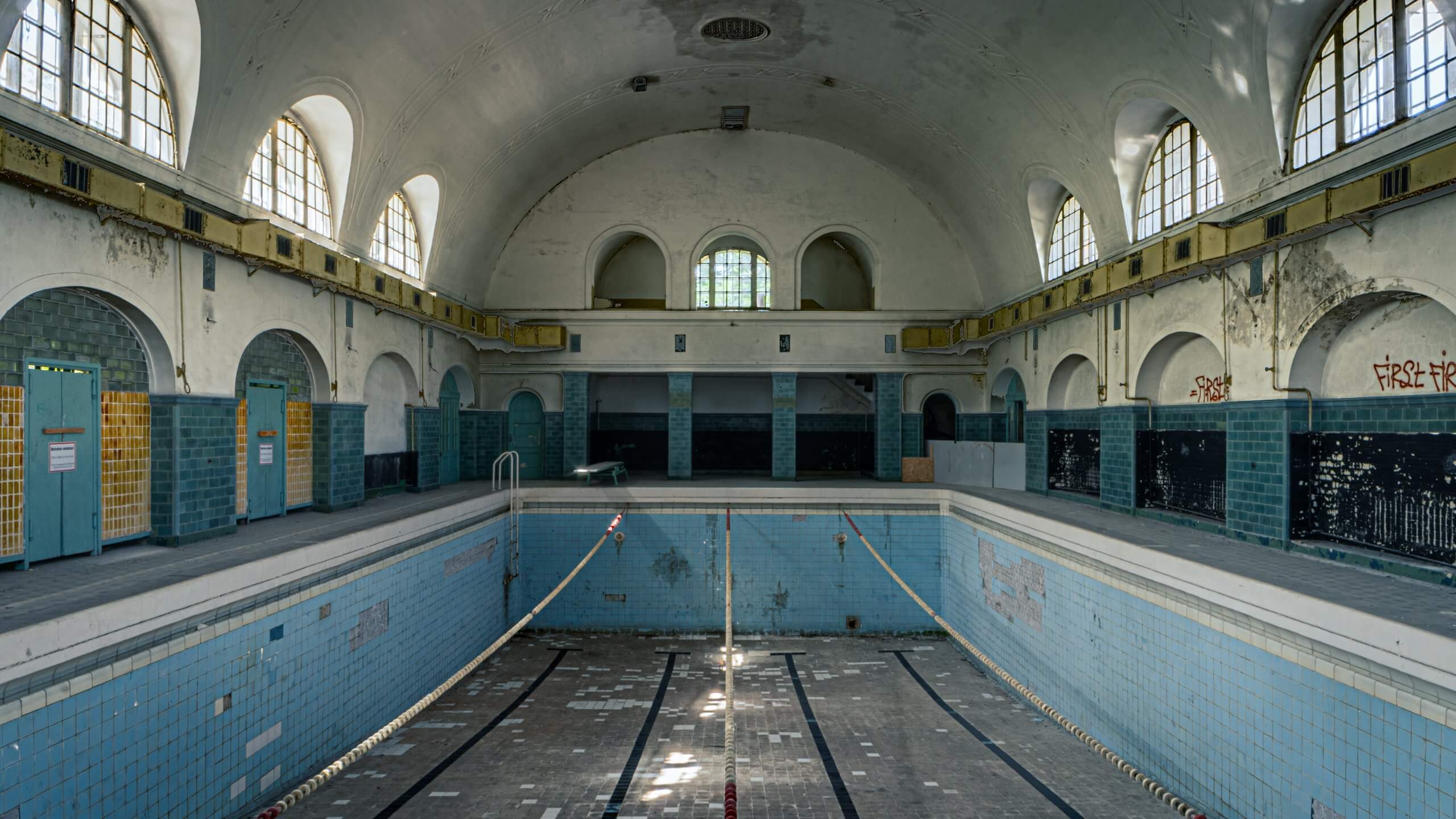 Die verbotene Stadt Wünsdorf - das Schwimmbad
