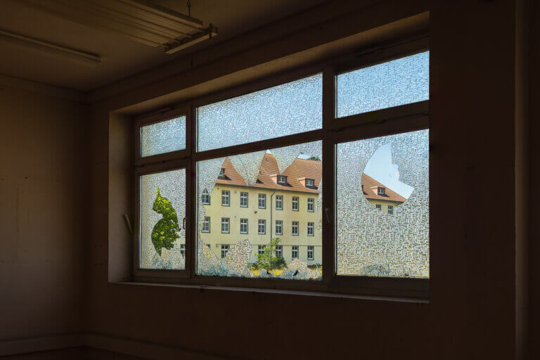 Kaputtes Fenster in der Hammersmith-Kaserne