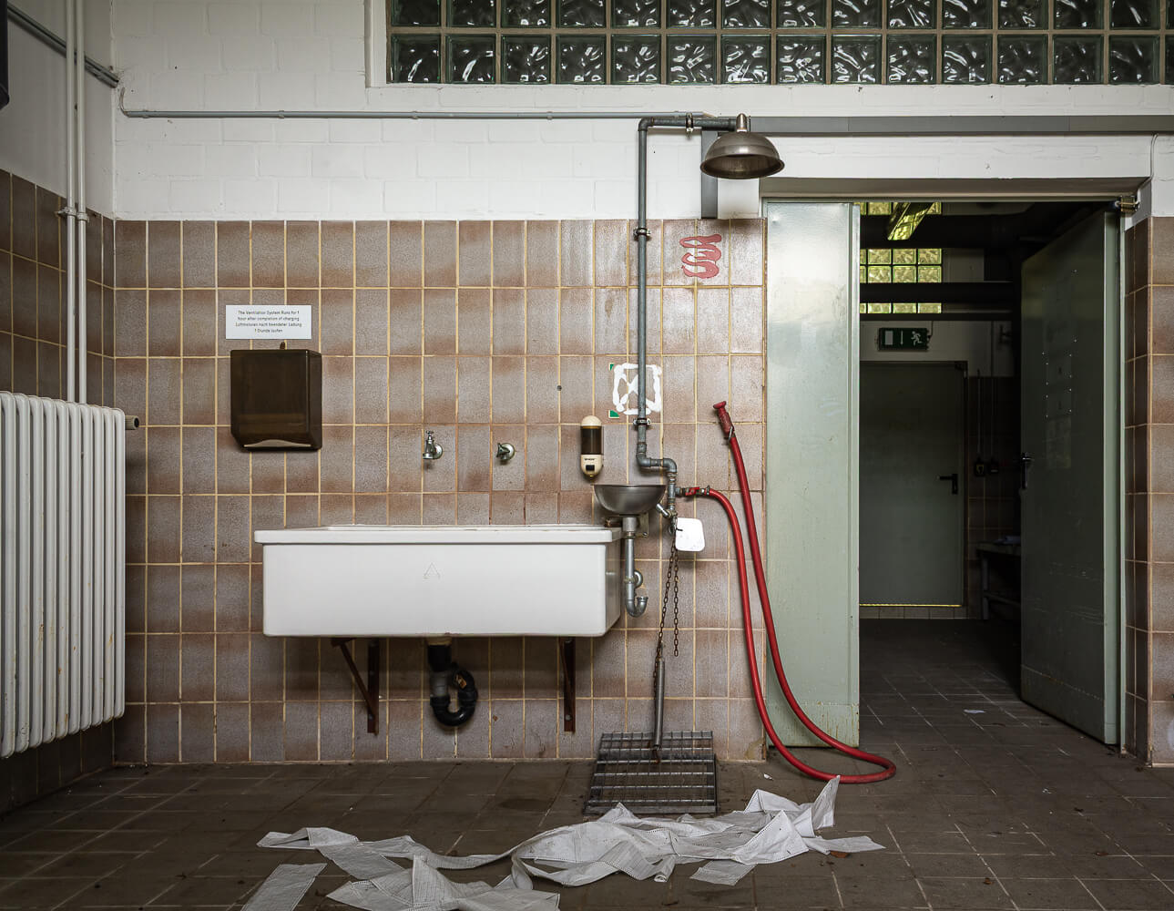 Dusche und Waschbecken in der Werkstatt