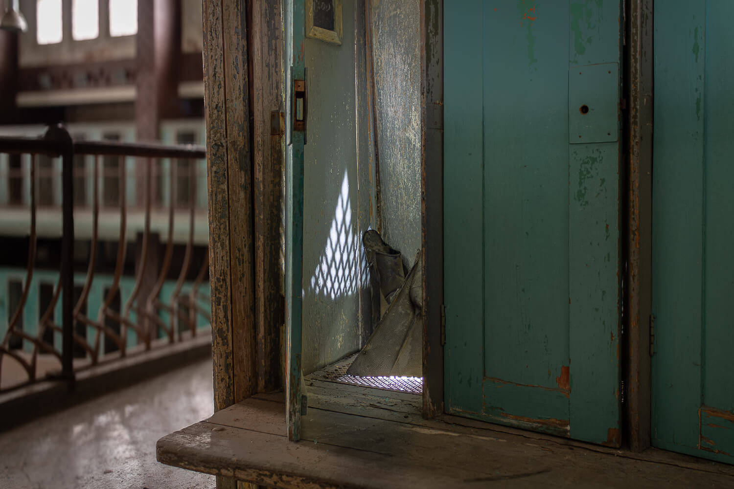 Alte Schwimmflossen im Umkleidespint im Hubertusbad